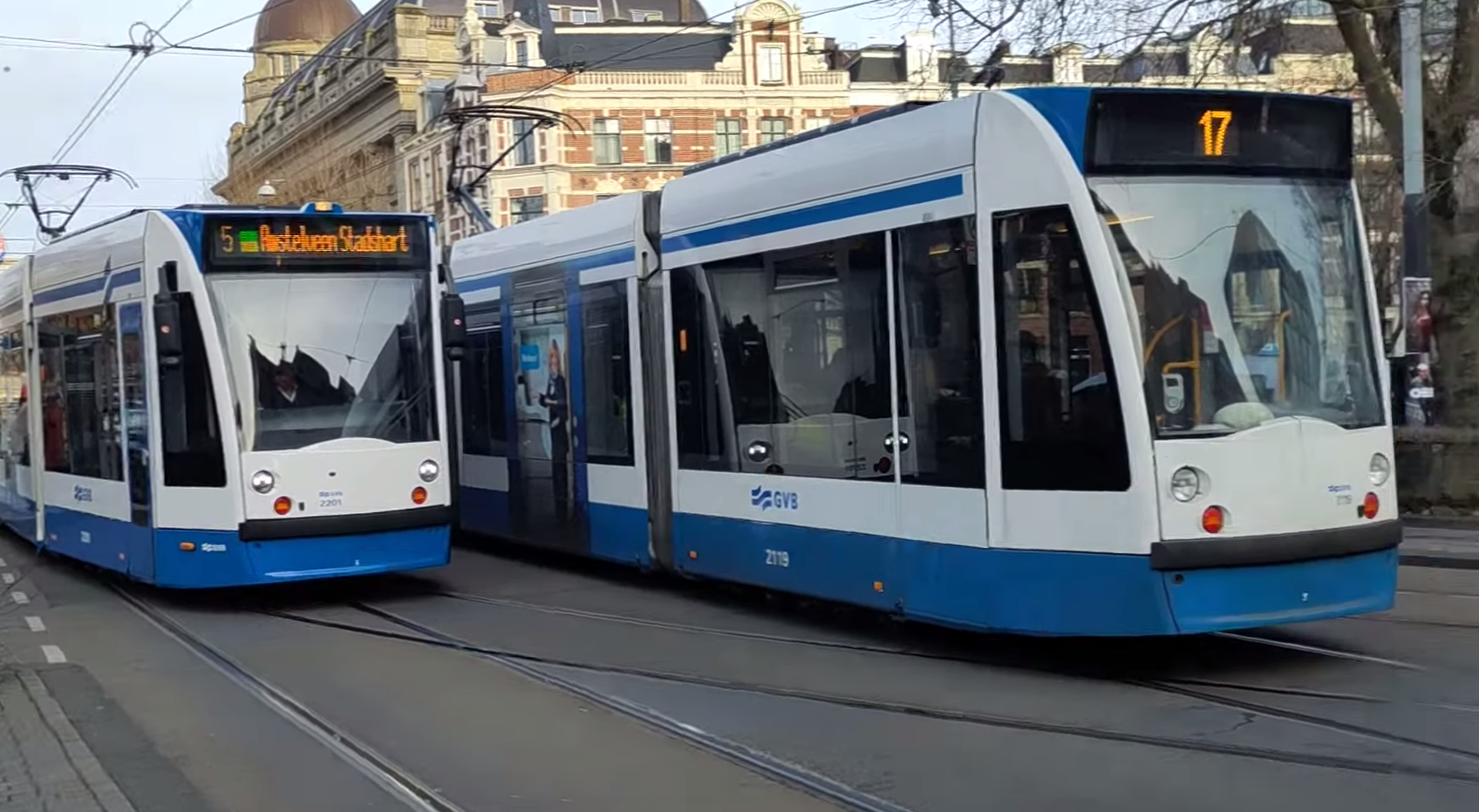 Foto van de tram die niet naar rechts kan omdat een andere tram net niet ver genoeg naar voren kan